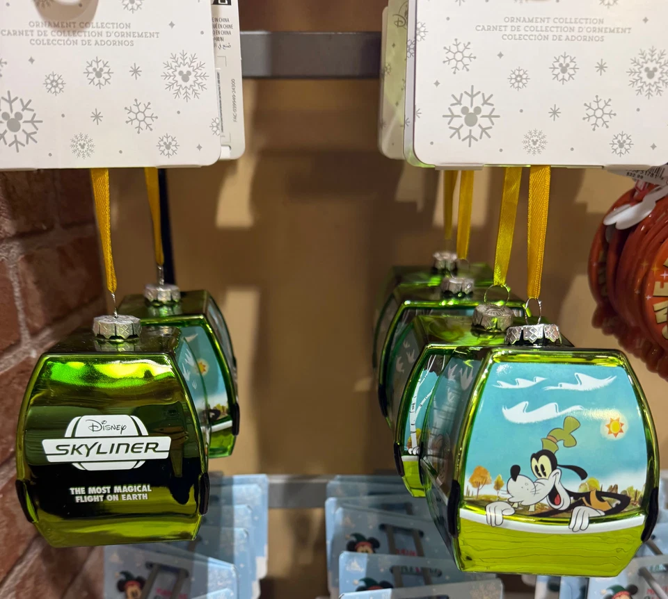 2025 Disney Parks Skyliner Goofy Pete Horace Clarabelle Vidrio Adorno de Navidad Foto 3 de 4