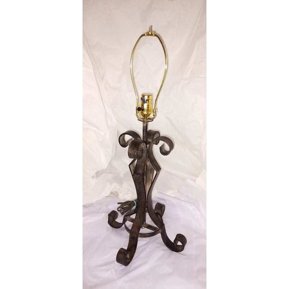 Lámpara de metal IMAX Fleur-de-List Cutwork y pantalla de metal en dorado y negro Foto 3 de 4