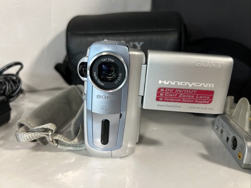 sony DCR-PC107E Handy Cam entièrement fonctionnelle avec chargeur et station d'accueil / étui - Photo 2/15