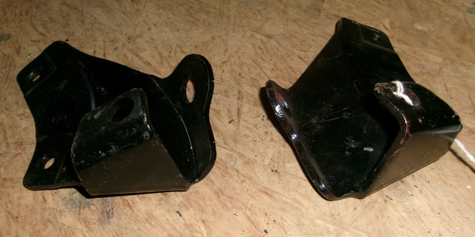 Par de soportes de parachoques delanteros Chevy Camaro 1967 acabado original OEM Foto 3 de 3