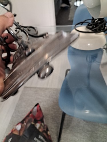 Antiguo centro de mesa de trompeta de peltre inglés lamentablemente sin vidrio con él - Imagen 7 de 13