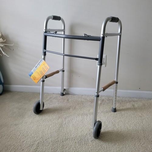 Guardian 2-Knopf-Klapprollator, 2 Vorderräder, 4 Beine Höhenverstellung.