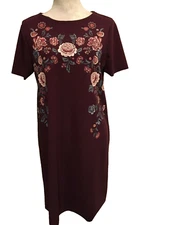 Xhilaration Shift Dress, Medium, Short Sleeves, Stretch, Floral on wine color