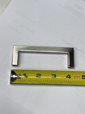 10) Richelieu Contemporary Pull 128mm Brushed Nickel BP56325128195 