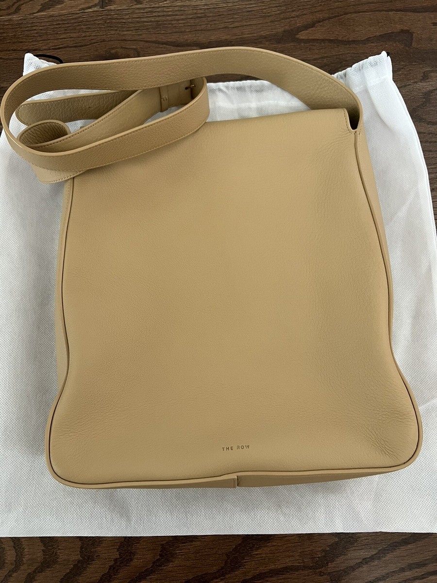 (セレブ御用達)The Row Averyレザーメッセンジャーバッグ THE ROW Avery Flap Messenger Bag in Calf Leather Beige $2600