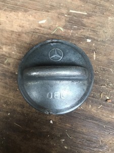 Mercedes-w123-ENGINE-OIL-FILL-CAP-OEL-original