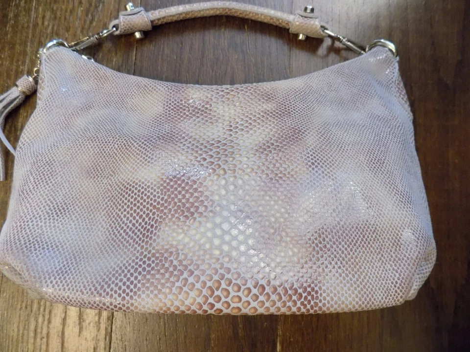 Bolso Hobo Realer Snake Shimmer Cuero Beige Brillante con Correa Desmontable Borla Suave Foto 3 de 4