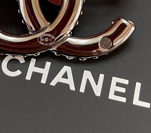 NEU UND VERPACKT authentische CHANEL große goldfarbene Herzen CC Logo Metall Brosche Anstecknadel 22C - Bild 8 von 12