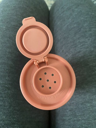 Coctelera de sal o pimienta Tupperware #1329-3 transparente con tapa abatible rosa - Imagen 4 de 6