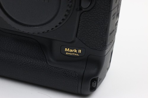 Canon EOS 1D Mark II 8.2MP Digital SLR Camera Body , manual, and AC plug- Black - Picture 9 of 13