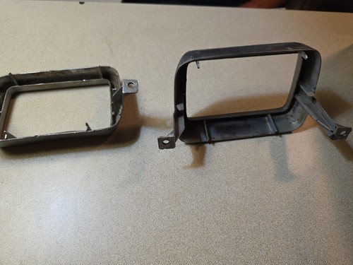 VINTAGE 1975-1978 FORD MUSTANG 2 PAIR PARKING LIGHT BEZEL IN GRILLE BLACK #D7ZB - Picture 4 of 5
