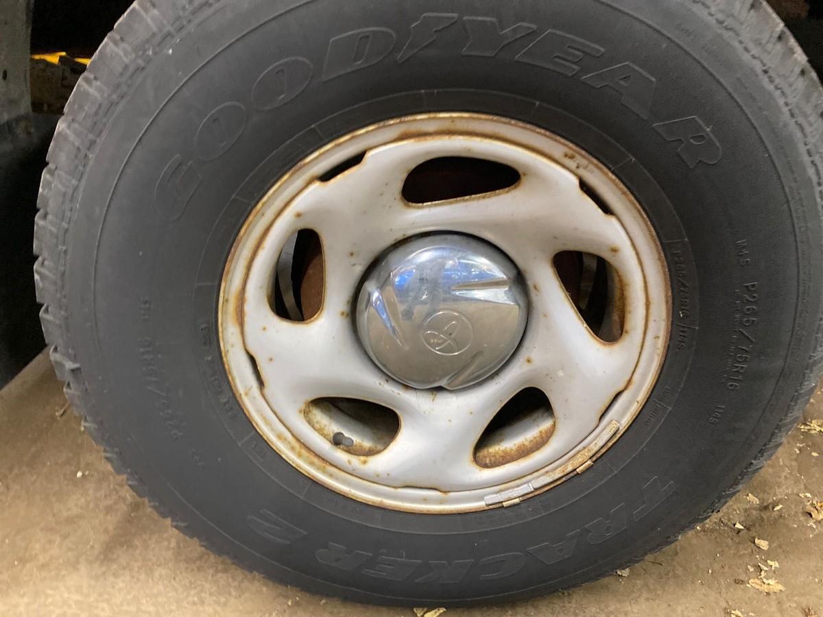 Used Wheel fits: 2001 Toyota Tundra 16x7 steel 5 hole Grade