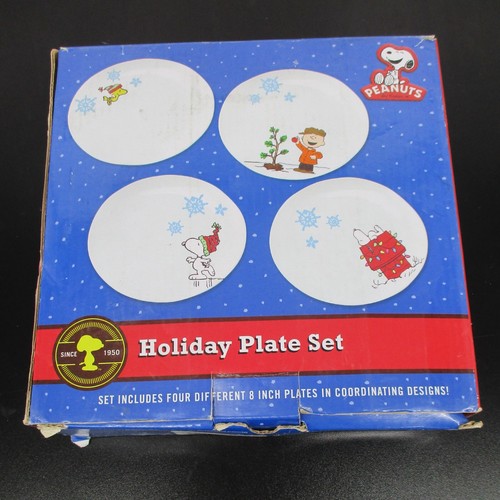 Peanuts Charlie Brown Snoopy Christmas Holiday Plates Dessert Appetizer Set Of 4 - Picture 4 of 4