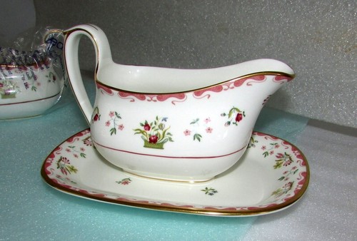 Wedgwood Bianca Gravy Boat with Underplate Williamsburg Mark New - Picture 5 of 15