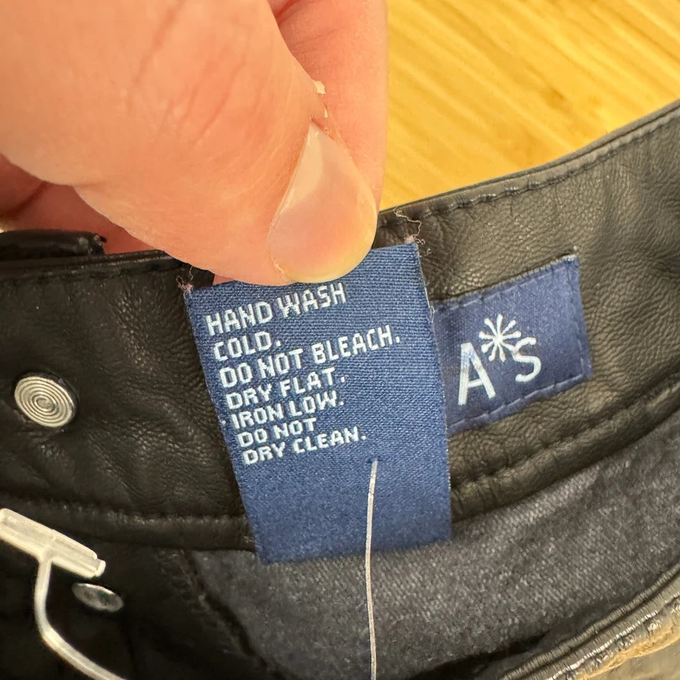 dELiA*s Black Faux Leather High Rise Button Fly Shorts Women's Size 9/10 Goth Foto 3 de 4