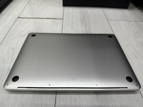 Apple MacBook Air Retina 13.3" 2019 - 128GB SSD 8GB Ram 1.6GHz Core i5 - Silver - Picture 8 of 16
