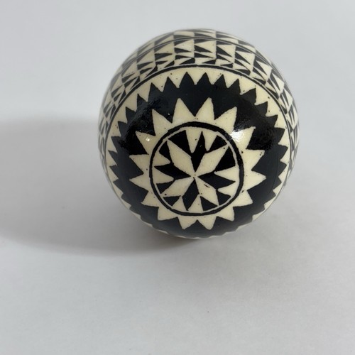 Adorno Pysanky blanco y negro pintado a mano - Imagen 5 de 8