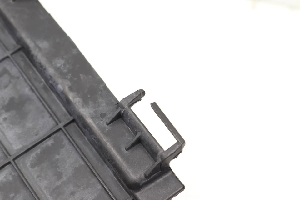 2015–2018 AUDI Q3 QUATTRO — держатель аккумулятора/крышка TRIM 3C0915336A - Изображение 2 из 4