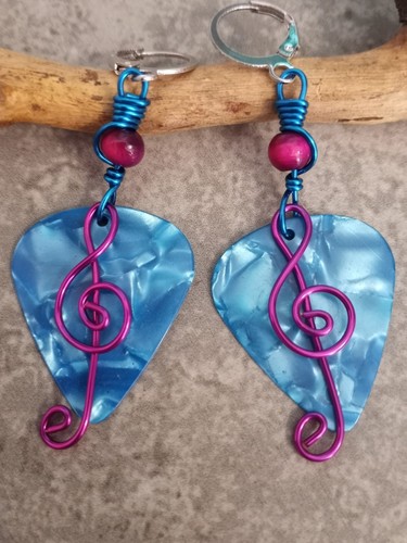 UNIQUE MUSIC SKY BLUE GUITAR PICK/WOOD BEAD/FUCHSI G CLEF WIRE DESIGNED EARRINGS