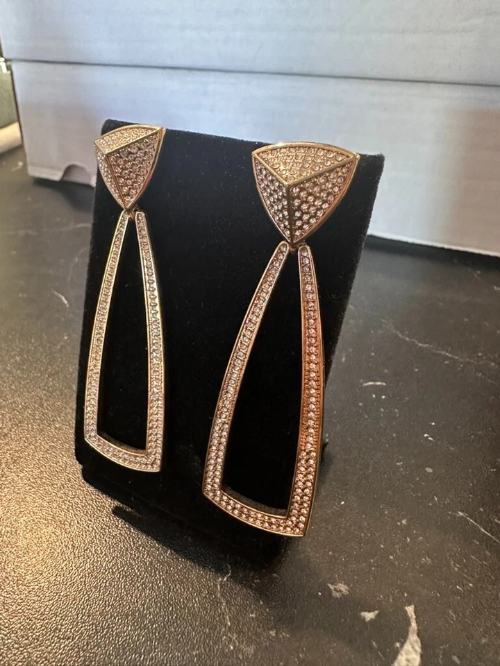 Pendientes colgantes geométricos House Of Harlow 1960 Art Deco Inspo con detalles de cristal Foto 2 de 4