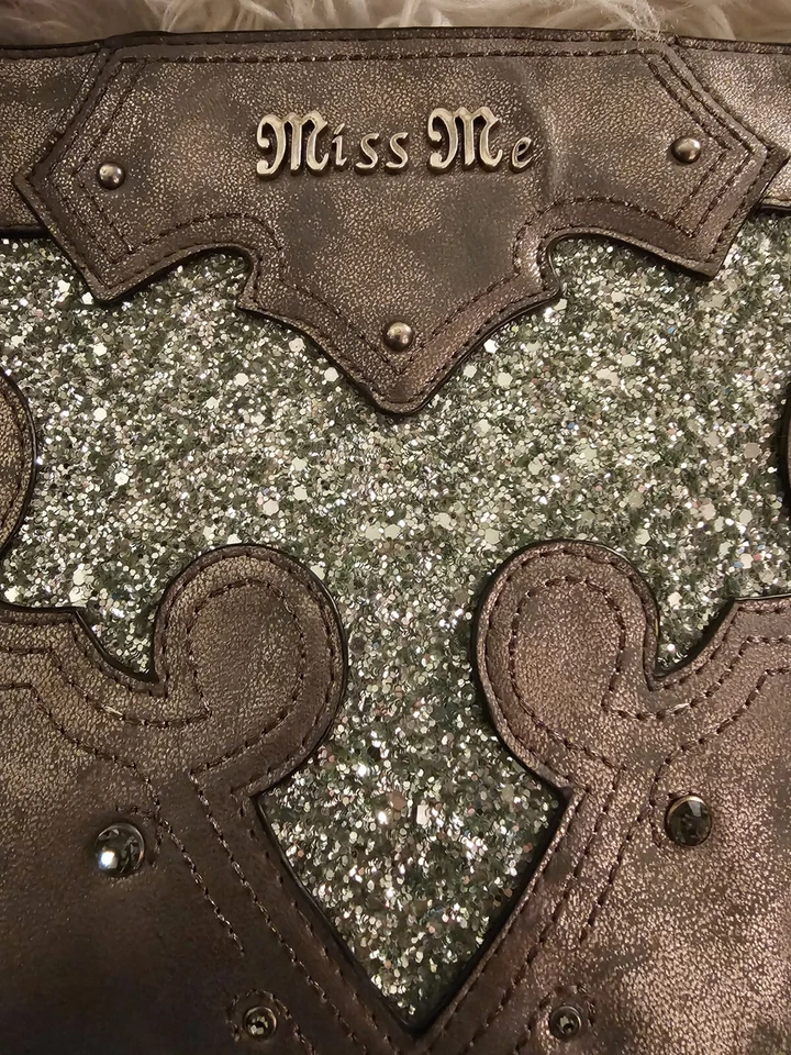 Bandolera Miss Me Gris con Lentejuelas Plateadas Correa de Hombro Ajustable Foto 2 de 4
