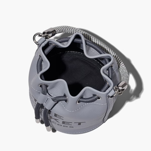 Bolso de mano cruzado de cuero gris lobo Marc Jacobs The Bucket - Imagen 4 de 4