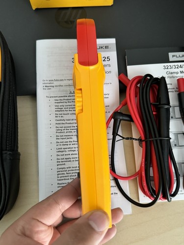 Fluke 325 True RMS DC AC Current and Voltage Tester Capacitance Clamp (NEW) - Picture 6 of 9