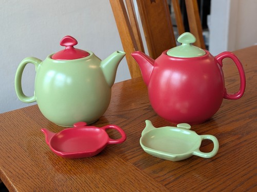2 Chantal Ceramic 3 cup/24 oz. Small Tea Pots & Tea Bag Dishes- Red & Green - Picture 13 of 13