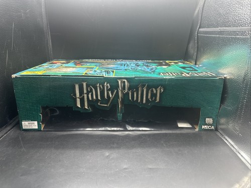 NECA Harry Potter Vs. Lord Voldemort Graveyard Duel Riddle Family Grave Diorama - Picture 9 of 10