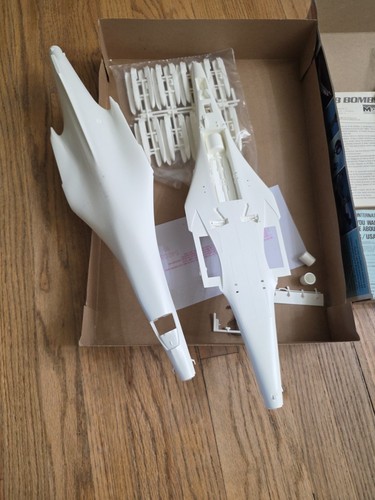 New B-1B Bomber by Monogram...1/72 scale...#5605...not sealed but NEW from 1983 - Picture 8 of 12