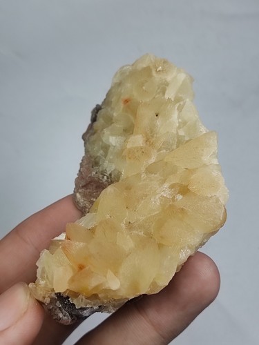 135g Skalenoedrische Dogtooth Calcit Punktkristalle auf Matrix aus Belutschistan. - Bild 8 von 14