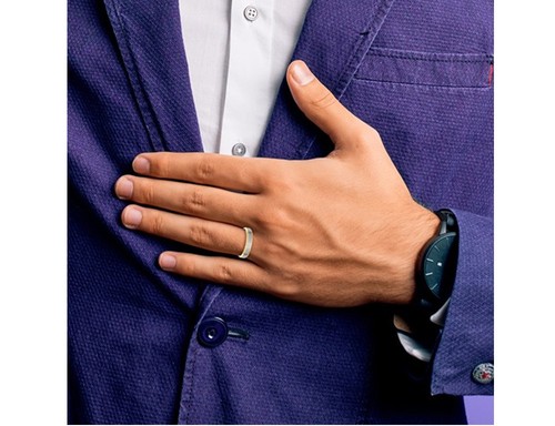 Anillo de alianza de boda de acero inoxidable con borde biselado de 5 mm para hombre con baño amarillo - Imagen 4 de 13