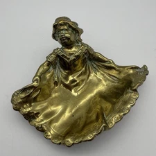 BRONZE/BRASS? LADY IN SWIRLING DRESS CAST PATINAED ASHTRAY.