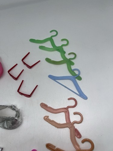 Lote De 29 Piezas Barbie Moda Muñeca Accesorios Perchas Monederos Cámara Plus! 3C - Imagen 4 de 6
