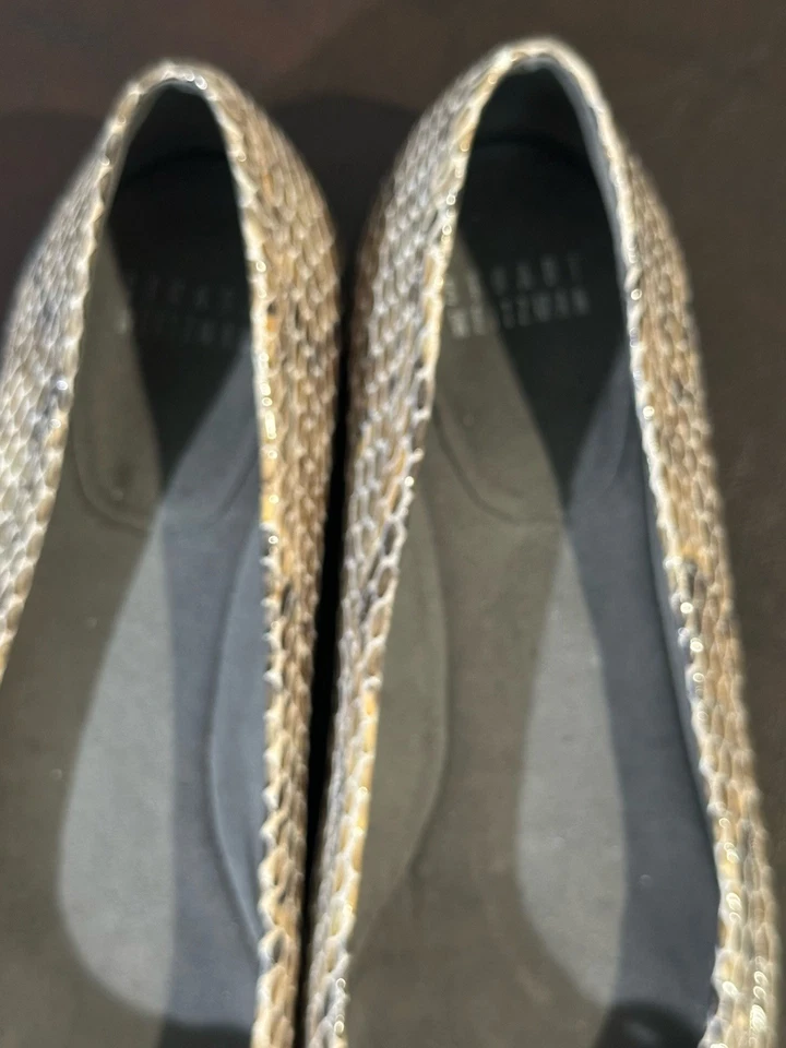 Zapatos planos de charol en relieve de piel de serpiente marrón Stuart Weitzman talla 7,5 Ret $275 Foto 4 de 4