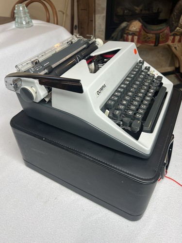 Vintage 1969 Olympia SM8 Beauty-Portable Typewriter+Case-Types-Looks Exceptional - Picture 12 of 19