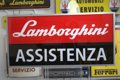 2000er Lamborghini Autohaus beleuchtet - Bild 1 von 7