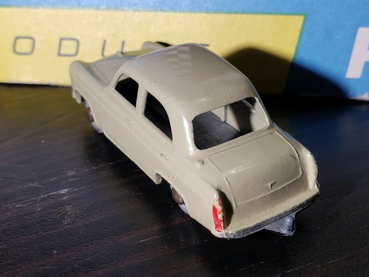 MATCHBOX 　No.30 FORD PREFECT MATCHBOX LESNEY # 30 A FORD PREFECT, TAN METAL WHEELS