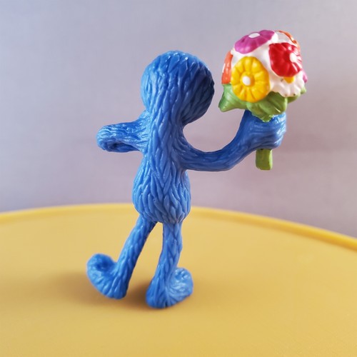Figura de PVC Grover sosteniendo flores calle sésamo aplausos 3 pulgadas adorno de pastel - Imagen 4 de 4