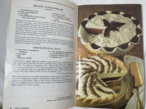 Hershey's Chocolate Classics Recipe Cookbook Softcover 1998 Hershey Foods Corp - Foto 6 di 8