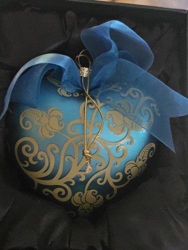Valerie Parr Hill Glass Heart Ornament Blue Gold Baroque Victorian Scroll w/ Box - Picture 7 of 8