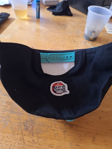 BRANDNEU DENON SLAYER AUSWEICHKRAGEN KAPPE SCHWARZ UND GRÜN ANDDOSE BIERHALTER - Bild 2 von 3