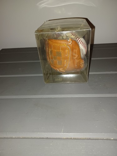 Vintage Atlanta Braves 1995 World Series Fotoball in Baseball Glove - Picture 4 of 6
