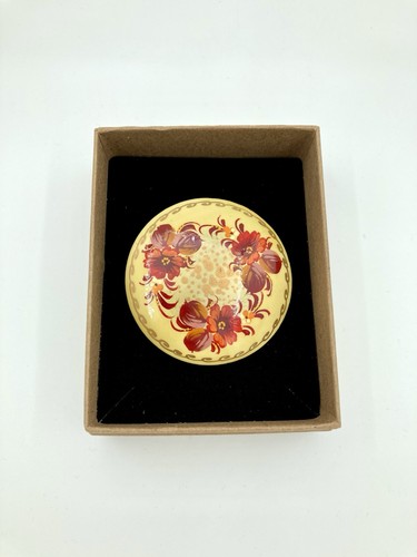 VTG Russian Brooch Lacquer Hand Painted Folk Art Estate Pin - Red Flowers Signed - Picture 3 of 4