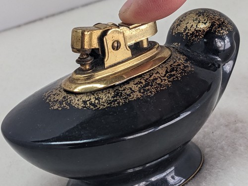 Vintage Ceramic Table Lighter Boho Mid Cemtury Genie Japanese Black Brass READ - Foto 3 di 7