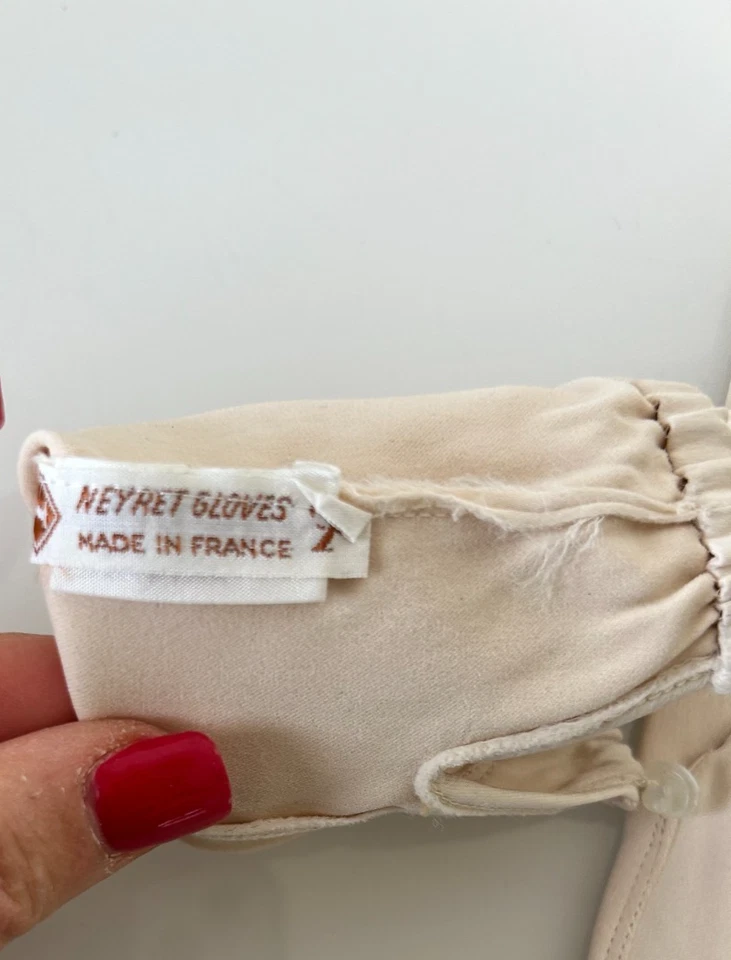 Luvas vintage NEYRET tamanho 7 blush cetim elástico pérola botão fechar NOVO França - Imagem 4 de 4