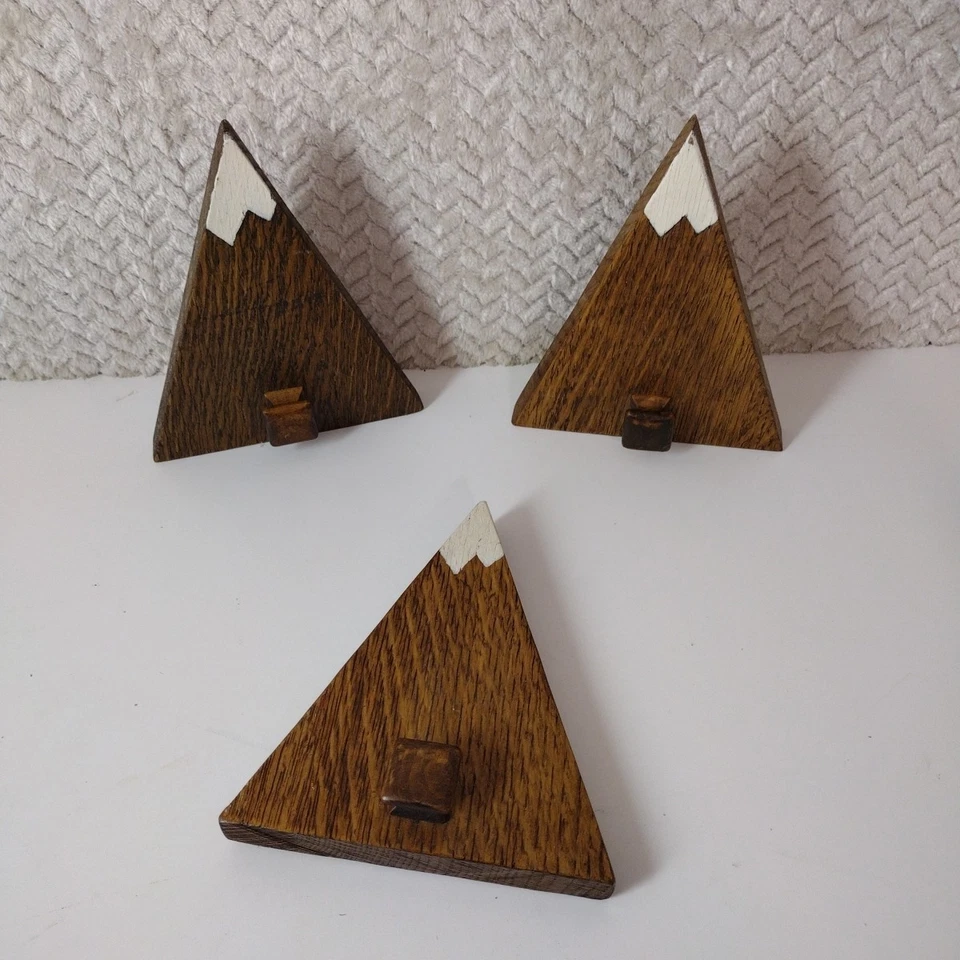 Ganchos de abrigo geométricos de montaña nevada de madera hechos a mano para pared, roble, perillas cuadradas Foto 4 de 4