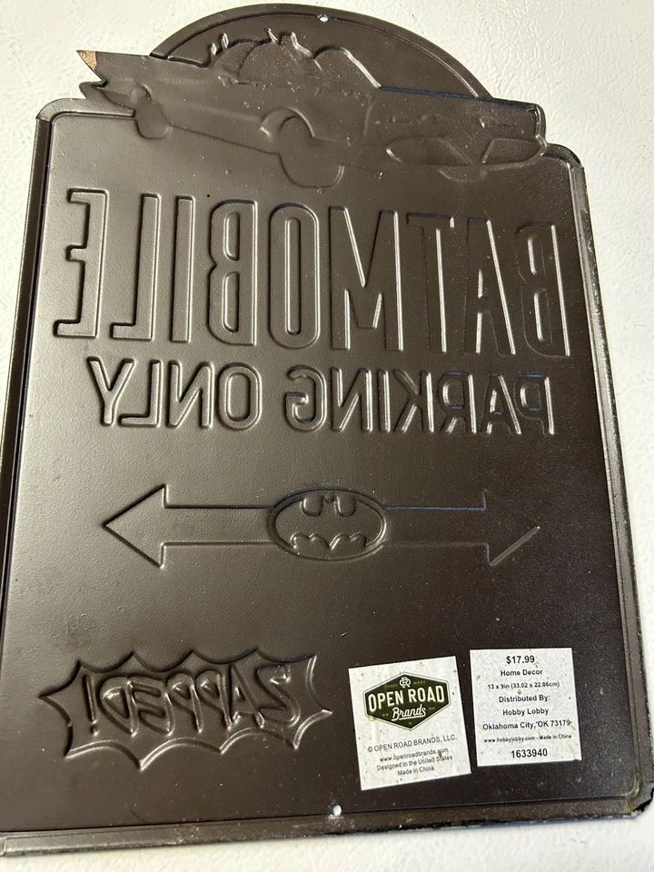 Serie de TV Batimóvil Estacionamiento Solo Gotham City Metal Car Letrero Batman De Colección Foto 3 de 4