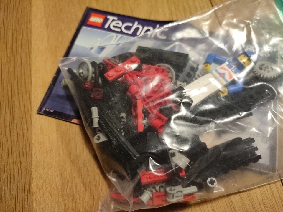 LEGO Technic Harbor Hydrofoil 7 #8223 (Includes MINIFIGURES and INSTRUCTIONS), photo 2 sur 2