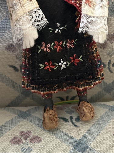 Muñeca tradicional serbia vintage hecha a mano. Cabello negro ojos azules. Diseño floral - Imagen 7 de 9